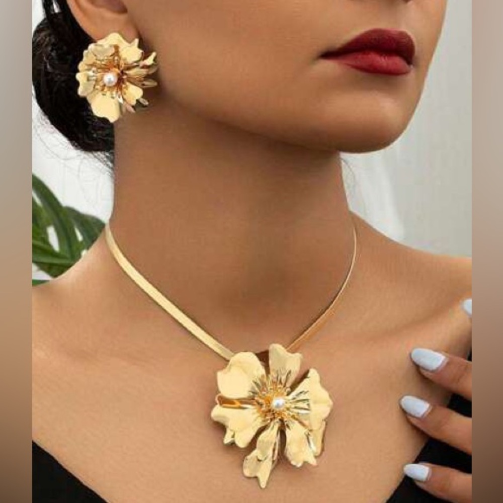 Gold plated Elegant Gold Floral Necklace and Earring Set